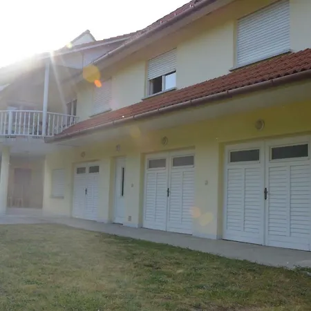 Villon Apartmanhaz * Balatonlelle